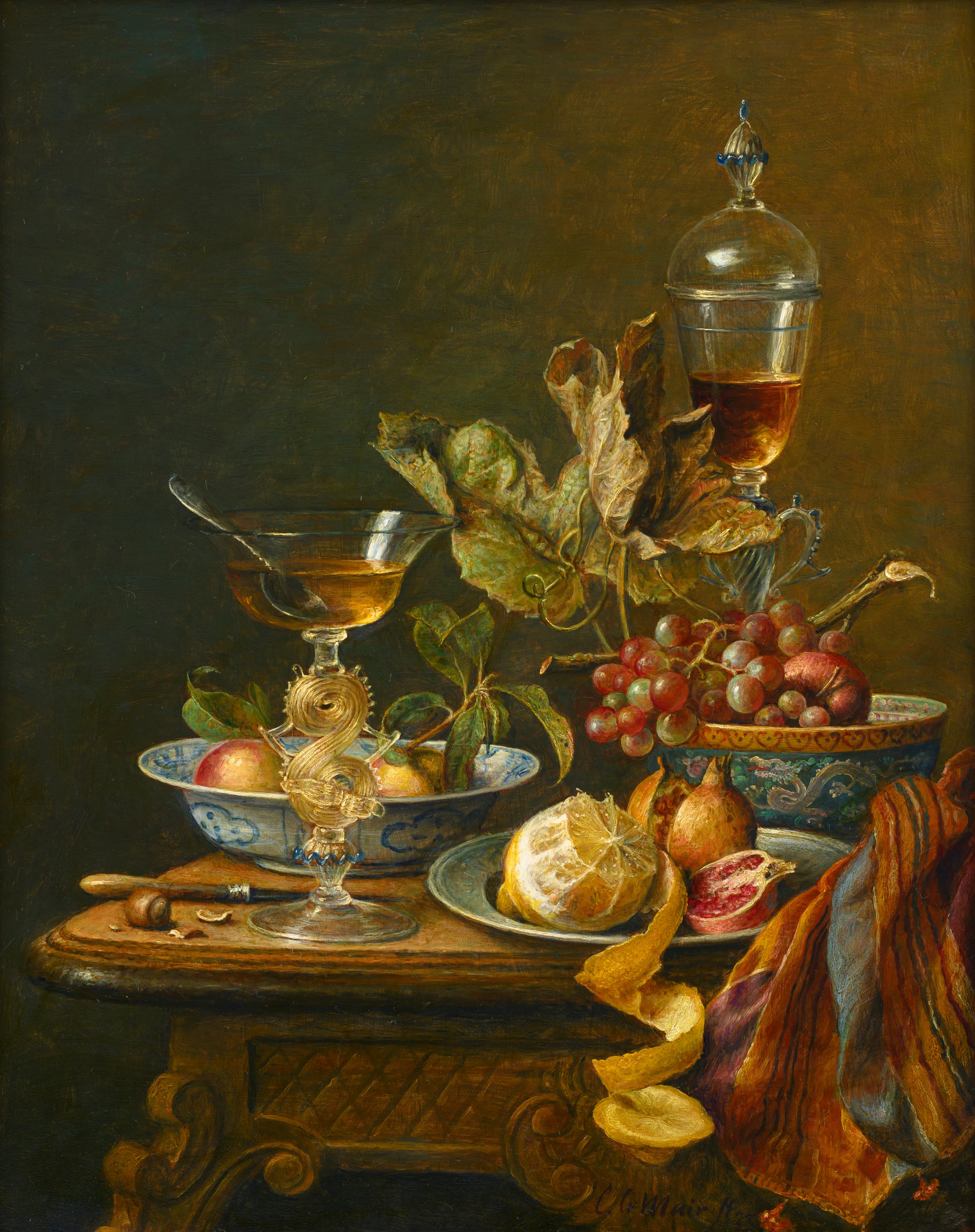 Stilleven met venetiaanse glazen, fruit schalen, druiven en afgeschilde citroen